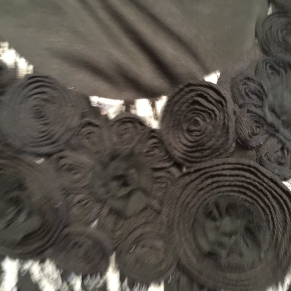 ECI top with black applicated  flowers on neckline - Picture 6 of 8